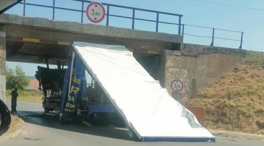 Vozač ignorirao znak  pa zaglavio ispod nadvožnjaka